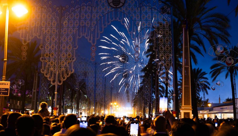 FUEGOS ARTIFICIALES ENCCENDIDO ALUMBRADO FERIA DEL CABALLO 2025 1