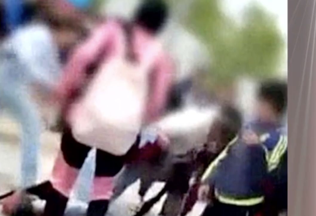 Agresión de la joven en un instituto de Madrid, en una imagen difundida por 'El Mundo'. Agresión de la joven en un instituto de Madrid, en una imagen difundida por 'El Mundo'.