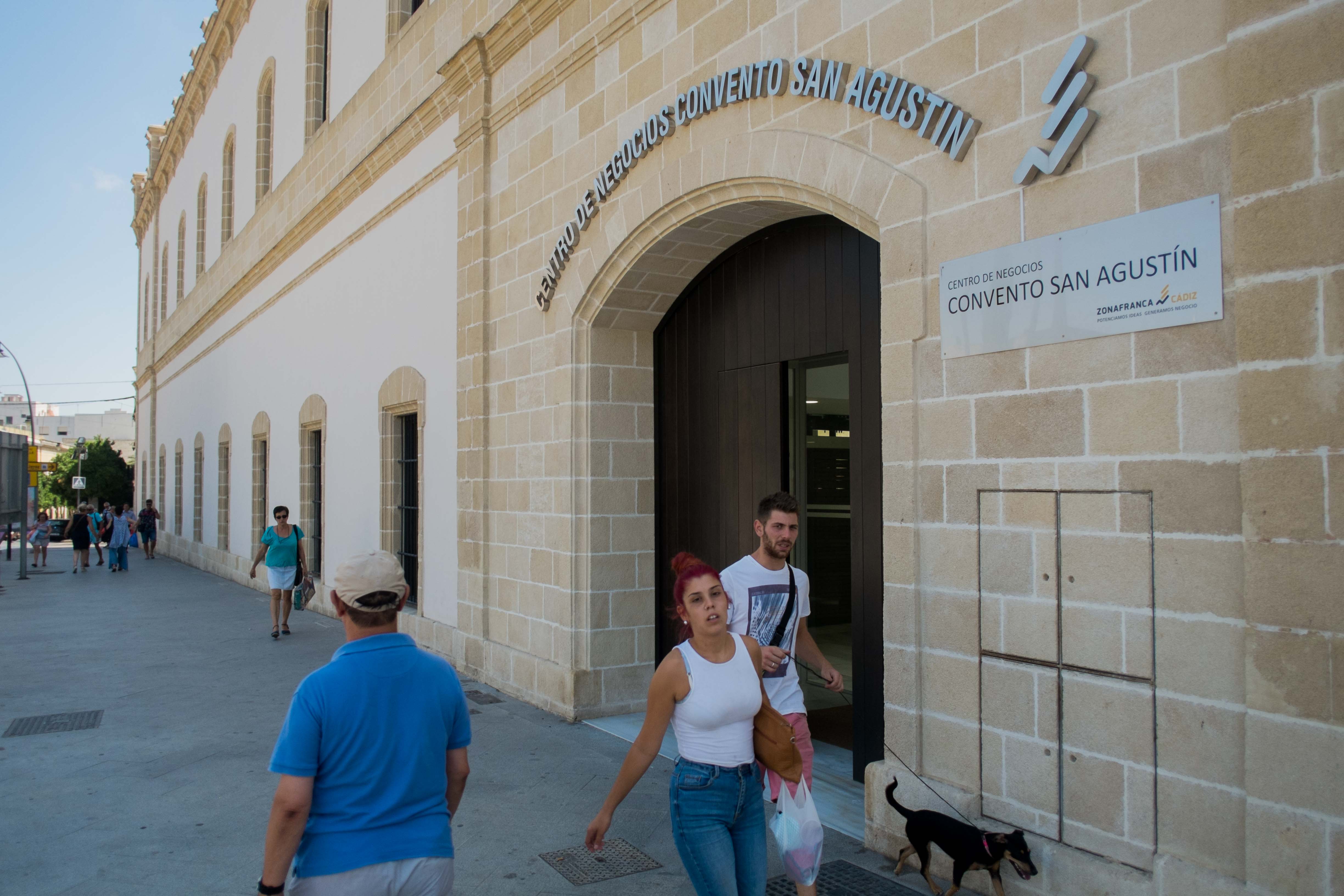 Puerta de acceso al centro de negocios de San Agustín, en una imagen reciente.