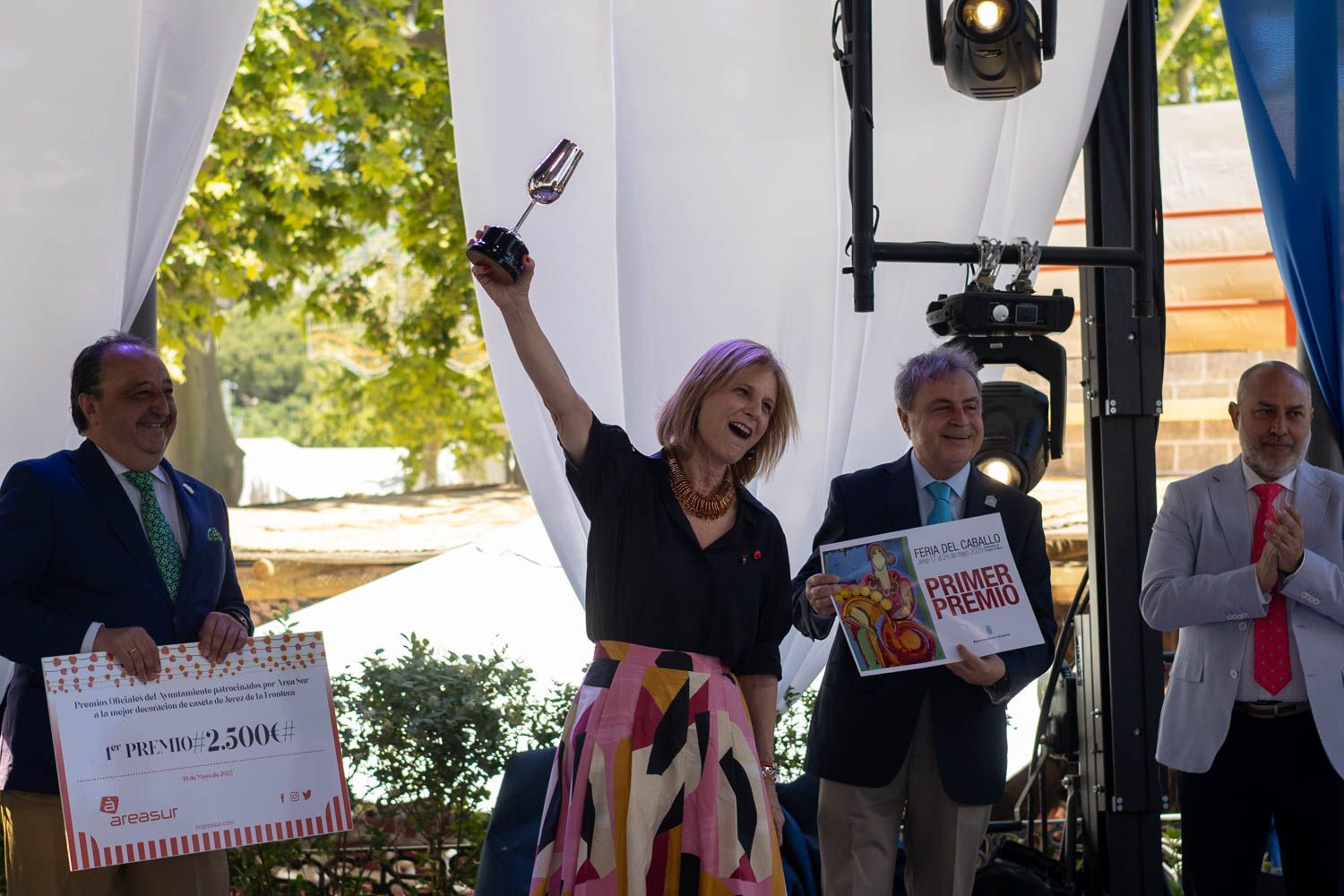 La alcaldesa, al nombrar la caseta ganadora.