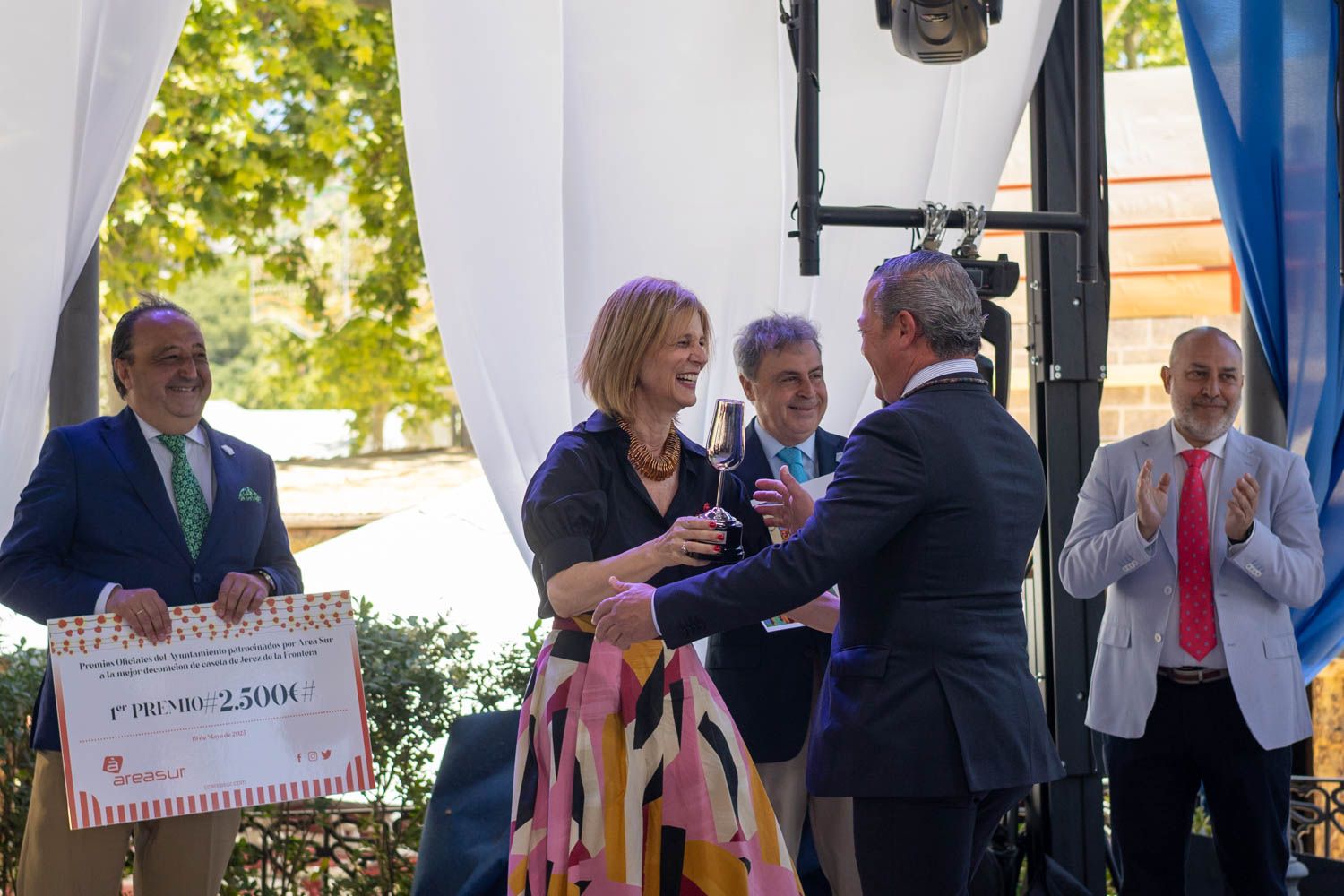 El momento de la entrega del galardón, un catavino.
