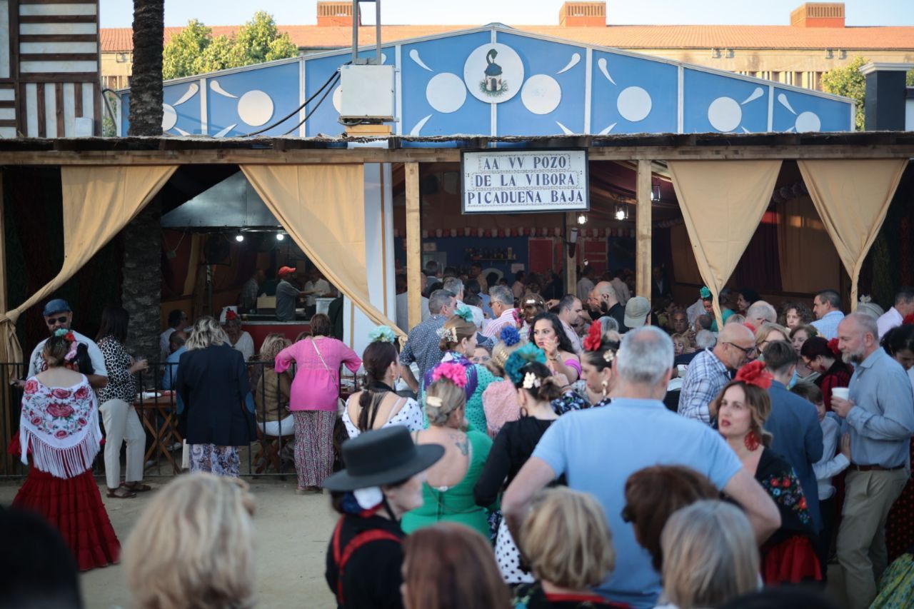 El Pozo de la Víbora vuelve a vender sus pinchitos tras unas horas en que han readaptado las instalaciones.