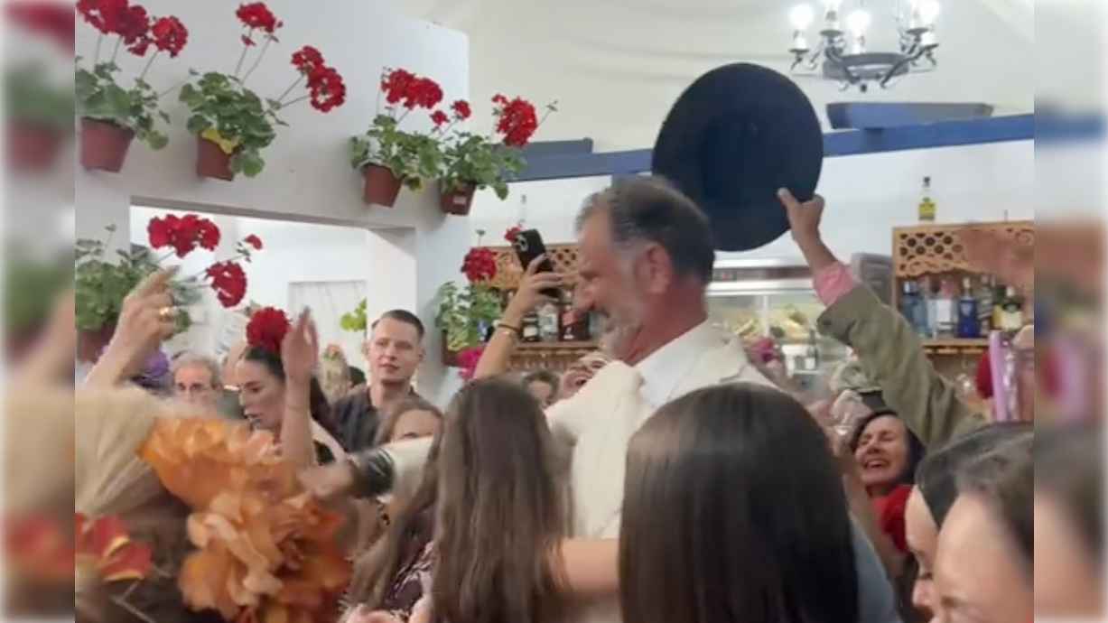 Momento simpático en una caseta con un hombre muy parecido al rey Felipe VI.