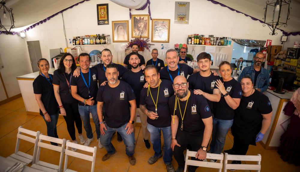 El equipo de trabajo de turno en la caseta.