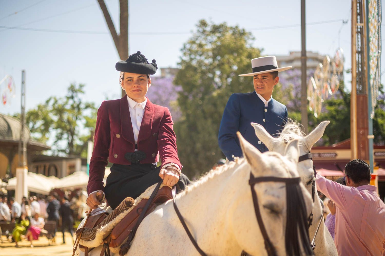 Candela Diosdado, de amazonas goyesca, montando en la Feria de Jerez junto a su hermano.