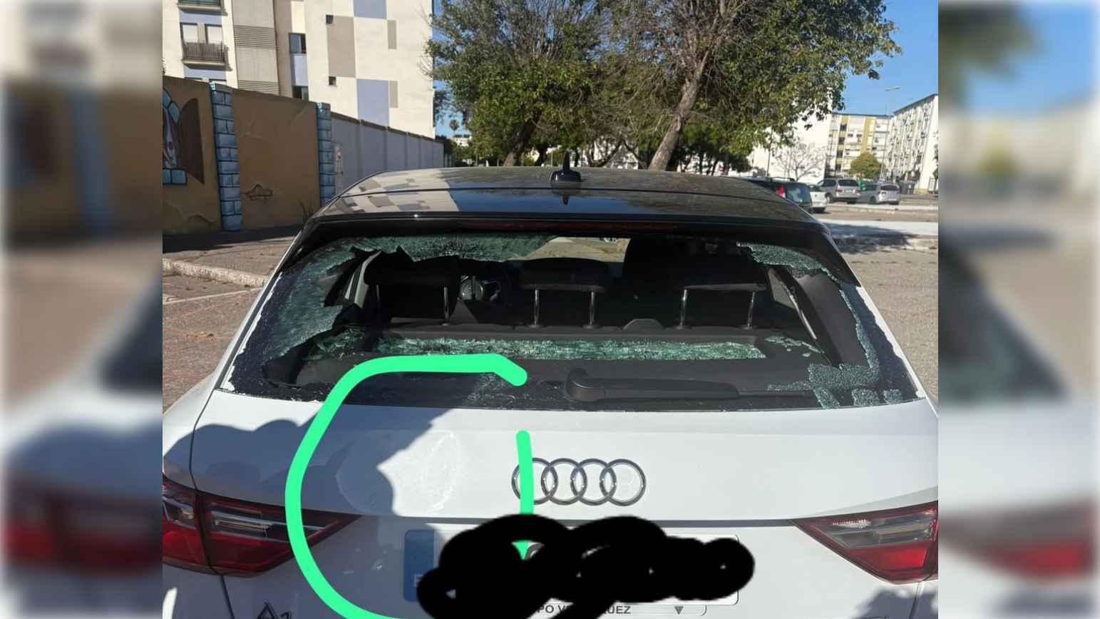 El coche de la joven, con la luna trasera rota y una patada en el maletero.