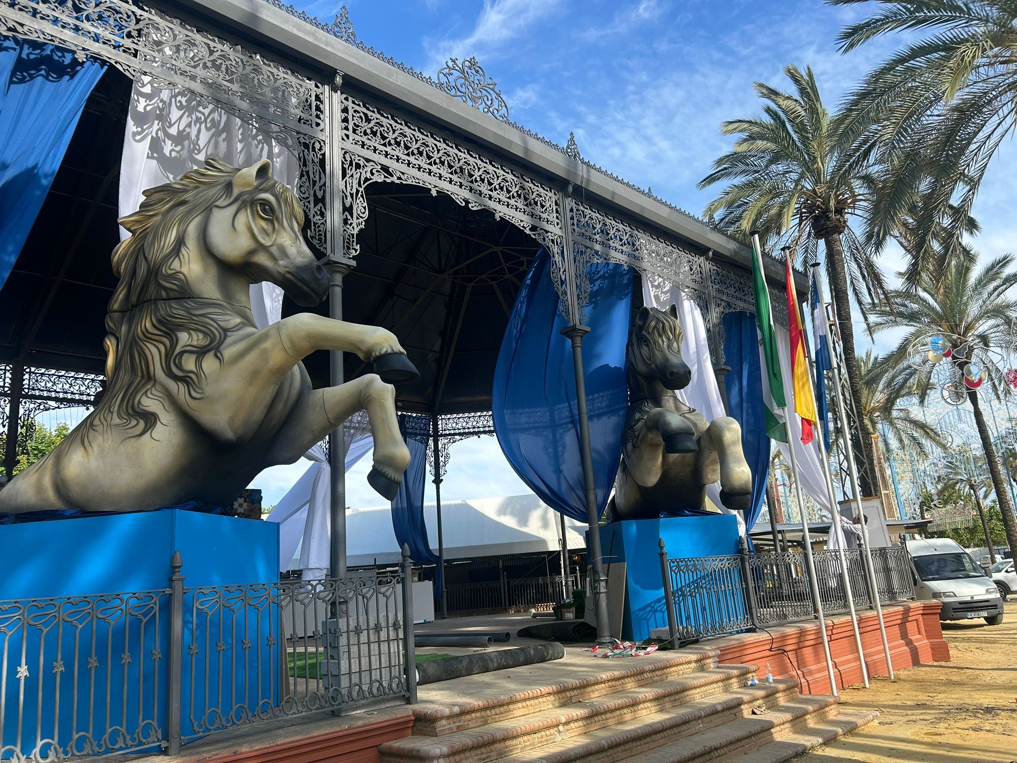 Imagen para la historia. Los dos caballos que iban a ir a la entrada del Templete Municipal.