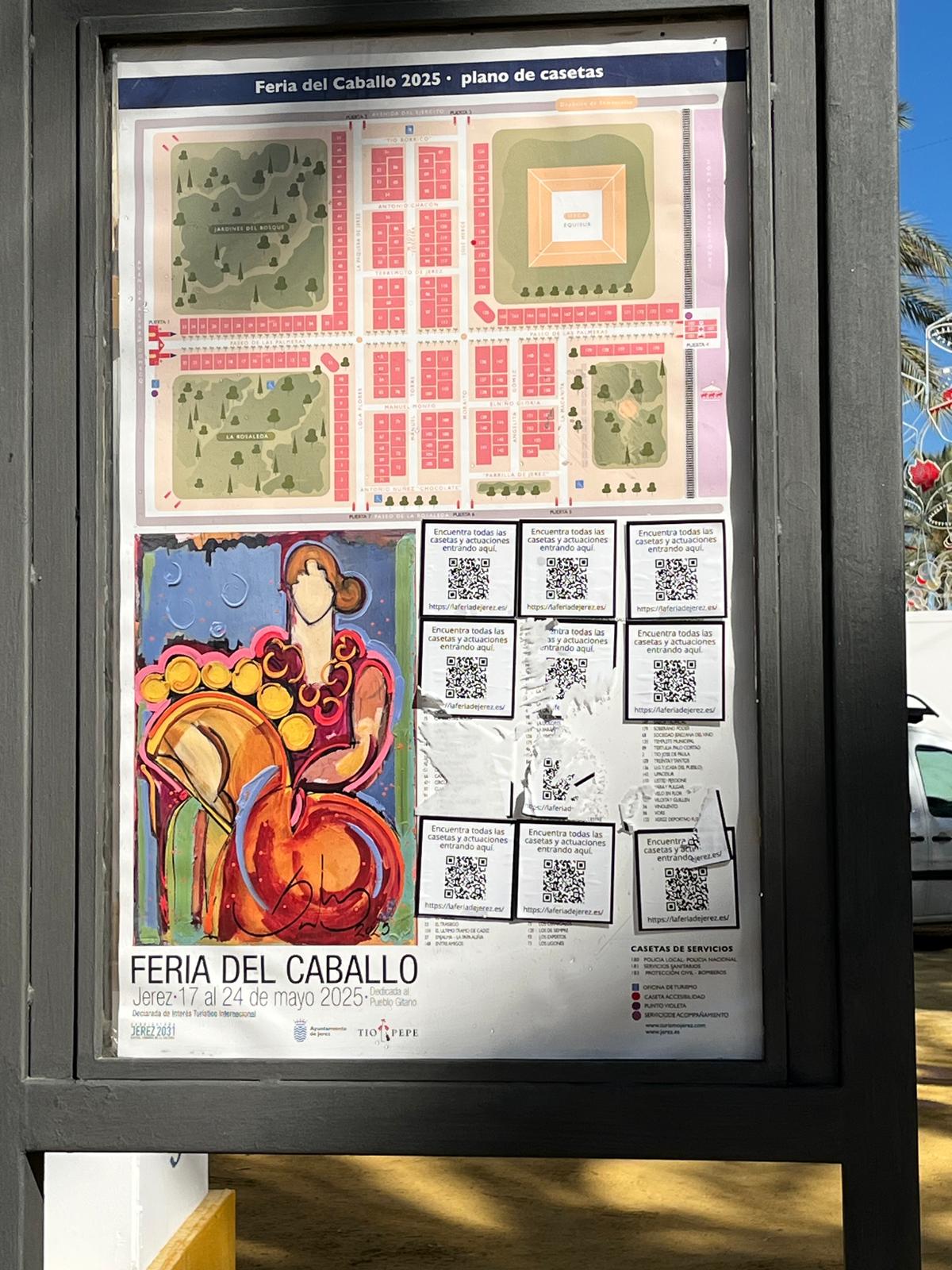 Los paneles municipales con los QR de la web.