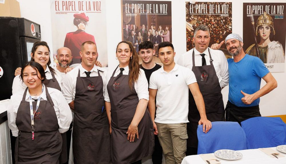 El equipo tras la barra, en sala y cocina de la caseta de lavozdelsur.es del cátering de Juan Gómez.