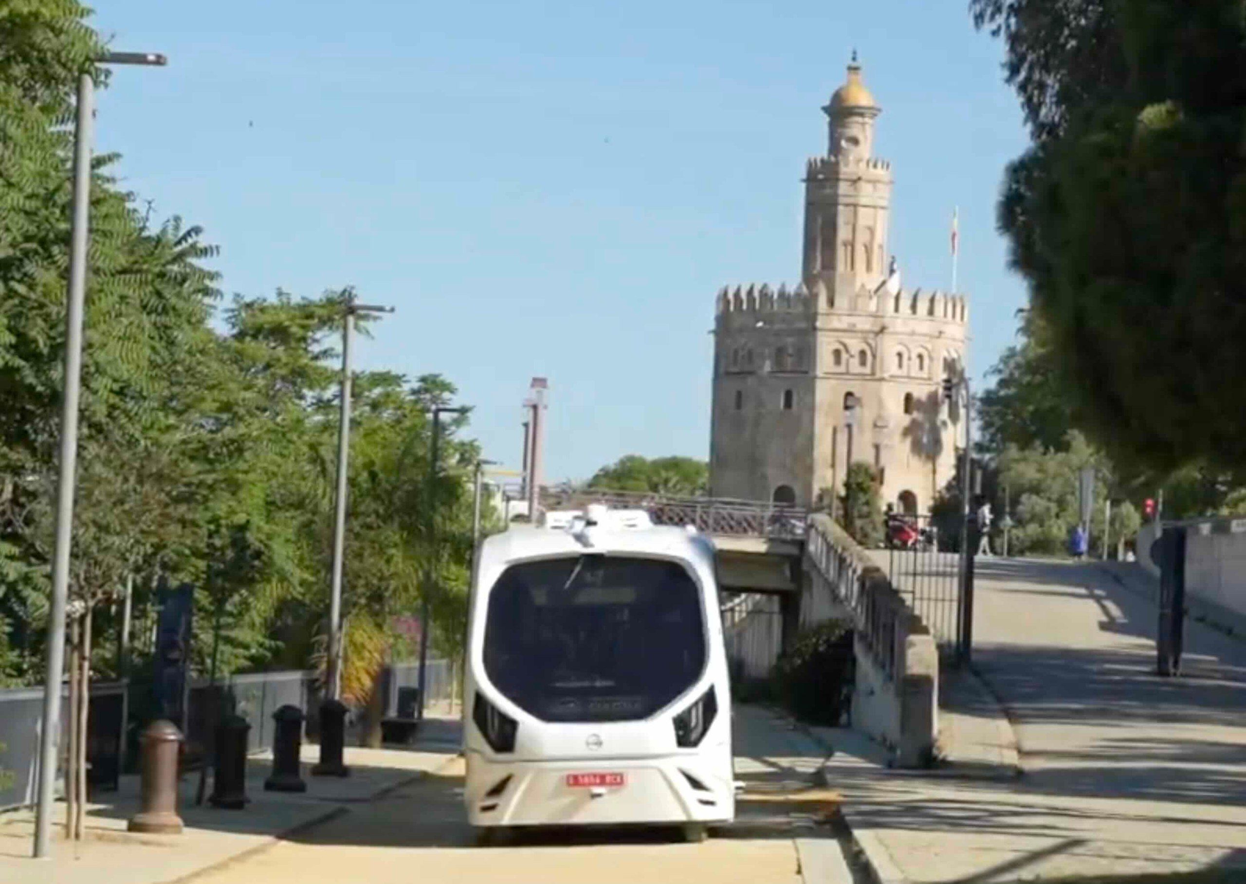El Puerto de Sevilla prueba un vehículo autónomo sostenible para conexiones con la ciudad.