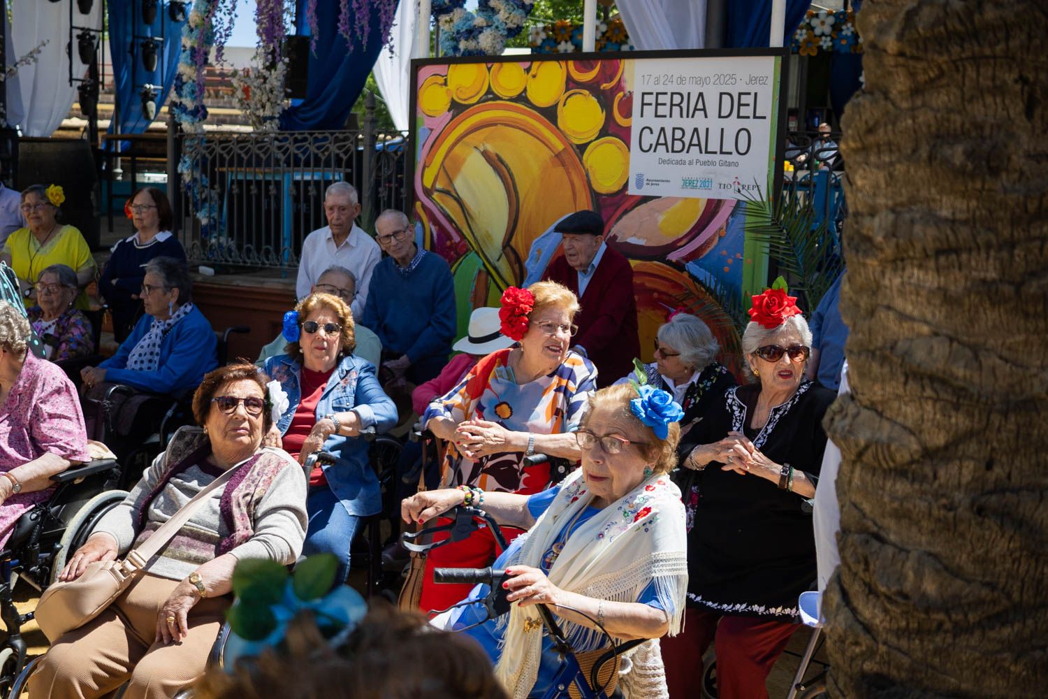 Personas mayores disfrutando en una Feria del Caballo en Jerez. Personas mayores disfrutando en una Feria del Caballo en Jerez.