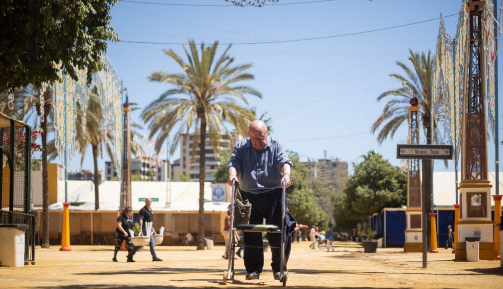 Una persona mayor camina hacia la caseta.