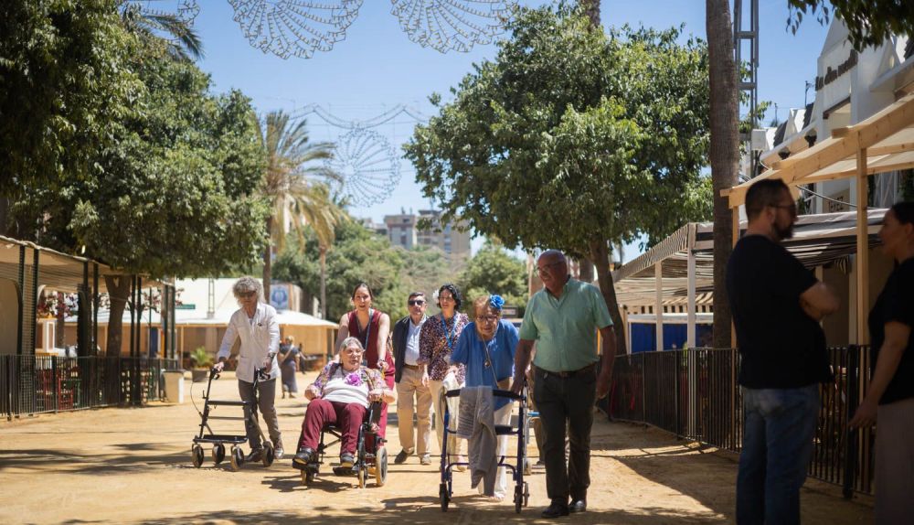 Los mayores se desplazan junto a los voluntarios.