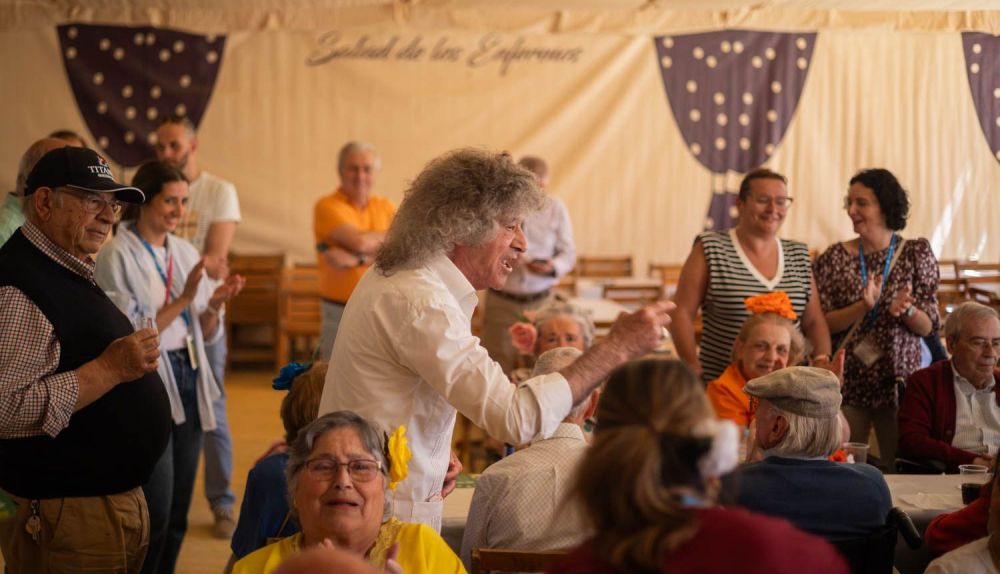 José de los Camarones se anima a cantar.
