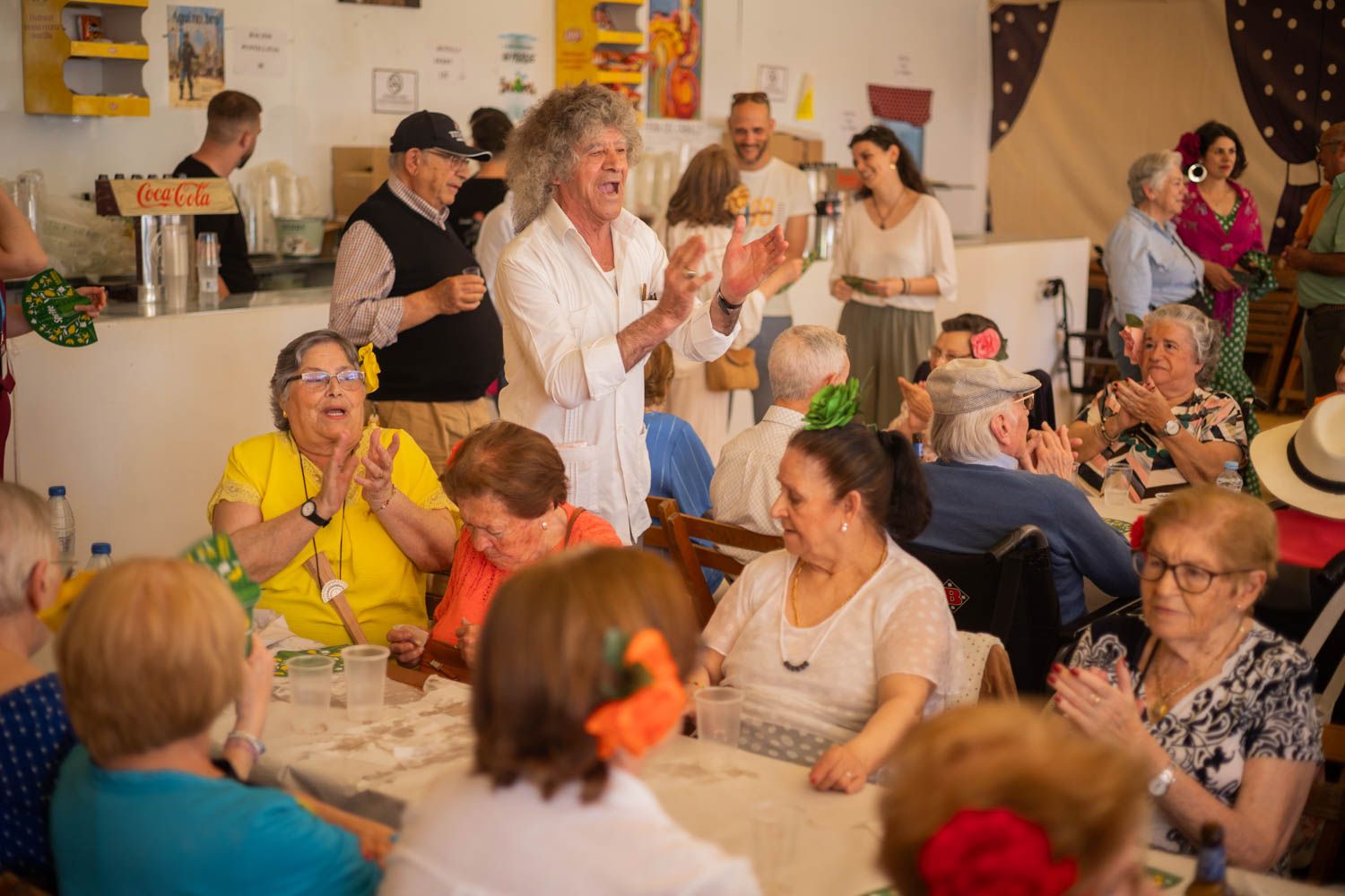 José de los Camarones canta a los mayores de la residencia San Juan Grande en la caseta Bondad y Misericordia en la Feria de Jerez.