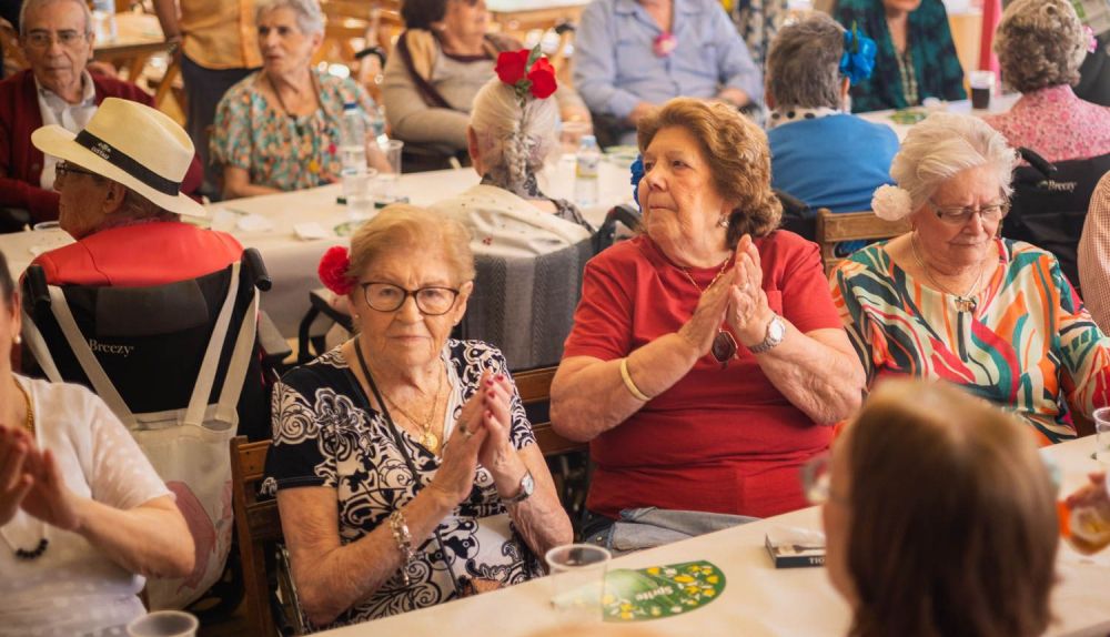 Ángeles y Charo disfrutan en la caseta.