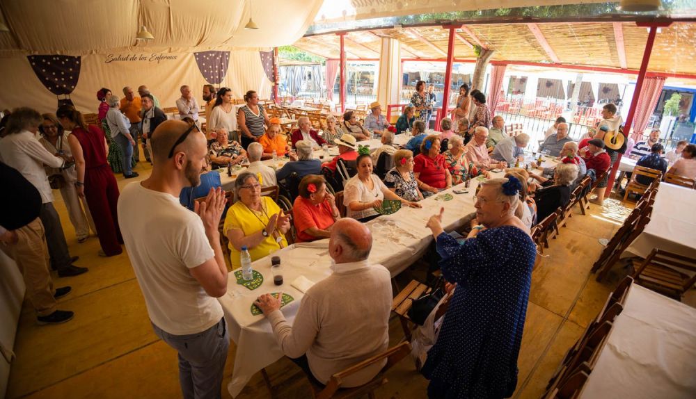 Los mayores de la residencia San Juan Grande, en la Feria.
