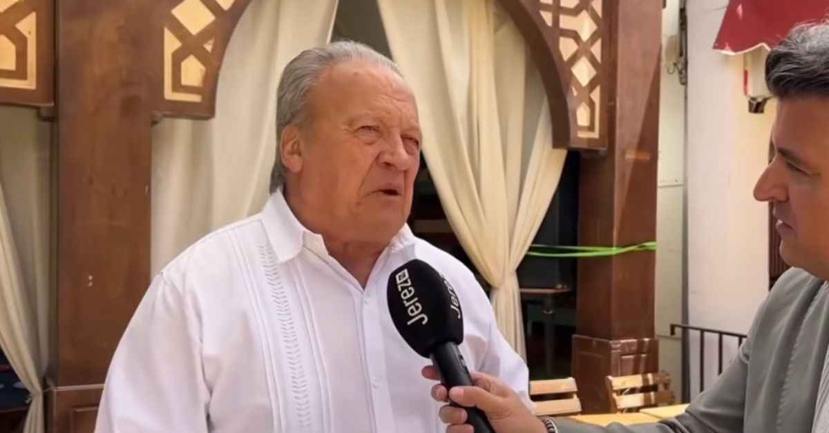 Pedro Pacheco, en la Feria del Caballo, atendiendo a Jerez TV.