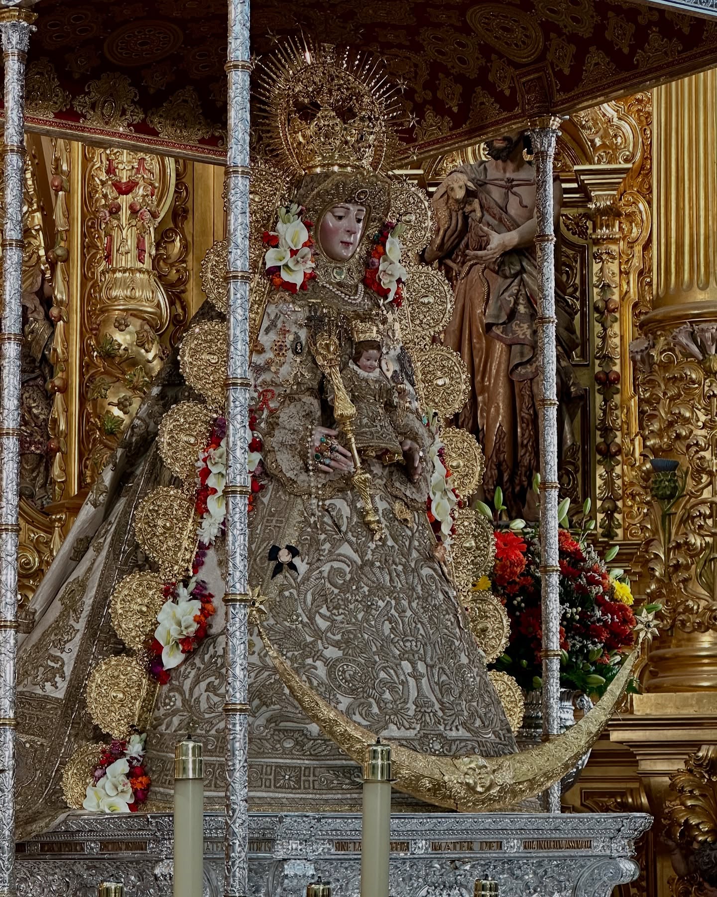 La Virgen del Rocío espera entronizada en su paso la llegada de un nuevo Pentecostés.