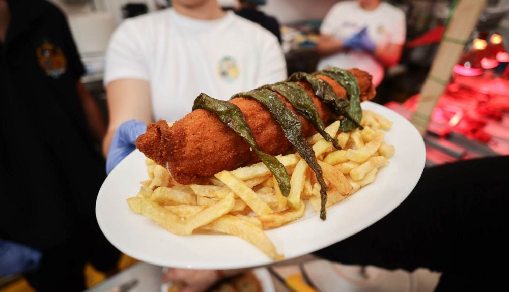 La trabajadera de las Viñas, uno de los platos estrella de la caseta de la hermandad con los pimientos marcando el sitio de los costaleros.