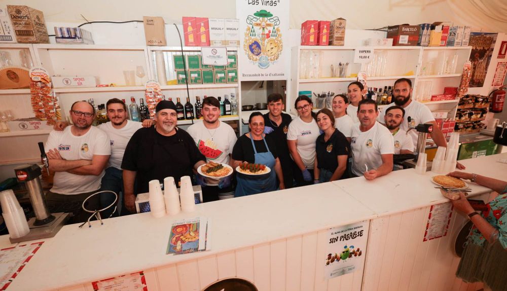 Los hermanos de turno en la caseta. 