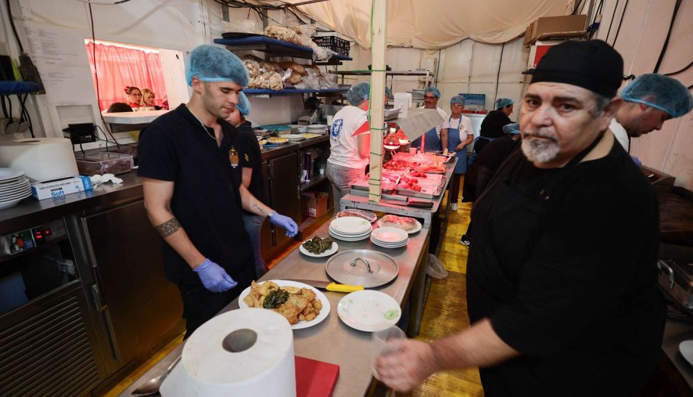 La cocina magnifica magnífica mente pertrechada. 