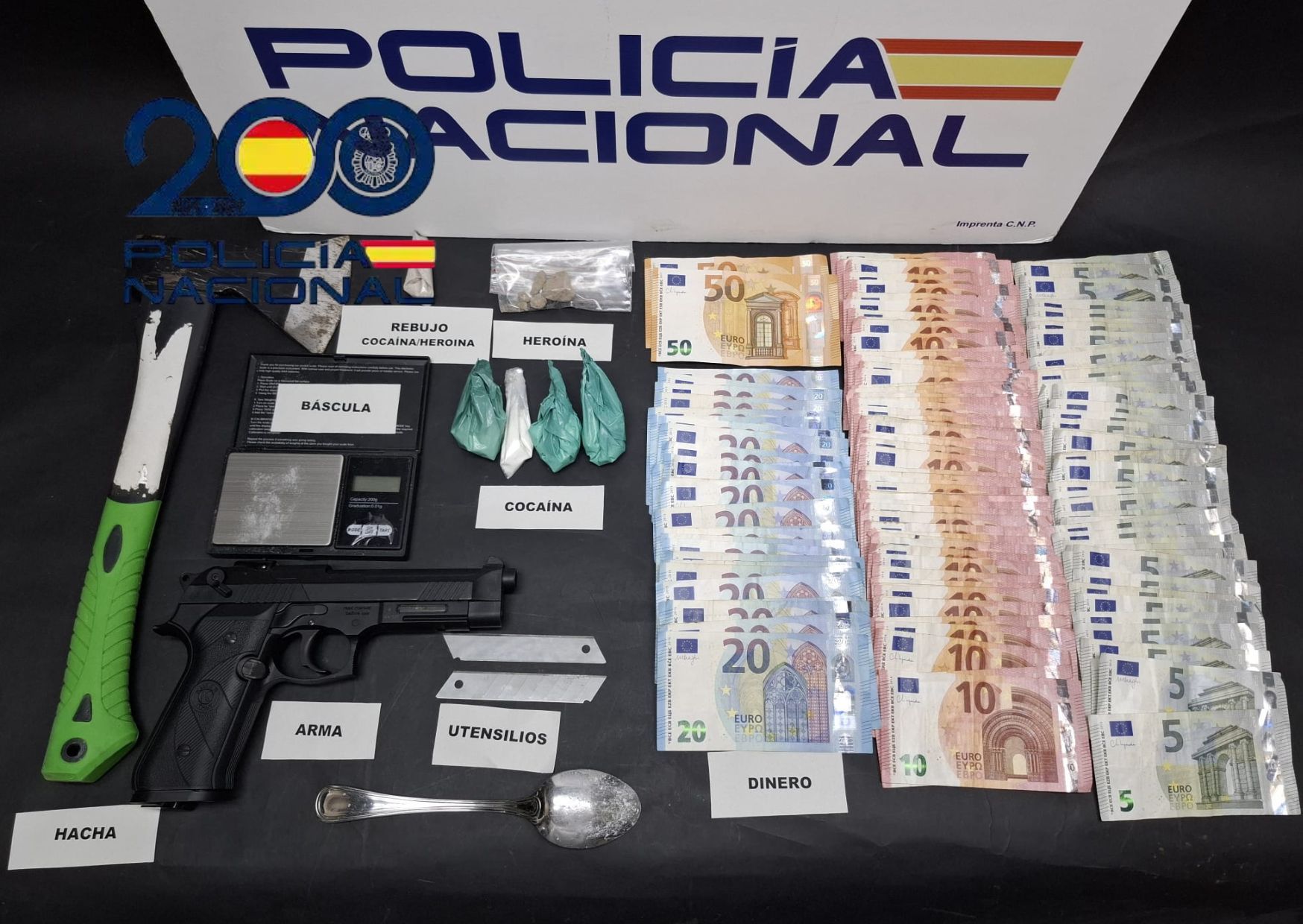 La Policía Nacional desmantela un punto de venta de drogas en la barriada de Los Milagros.