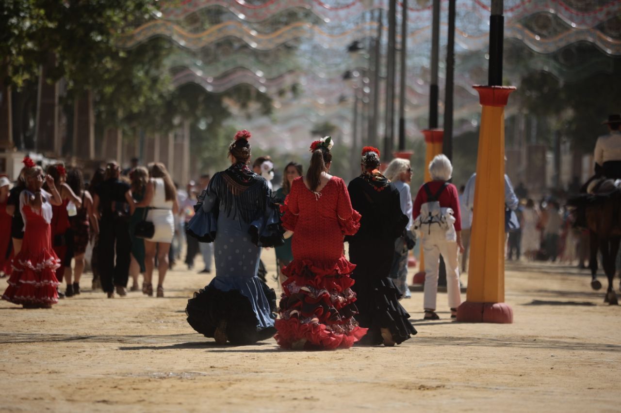Un grupo de mujeres pasean por el Real de la Feria de Jerez.