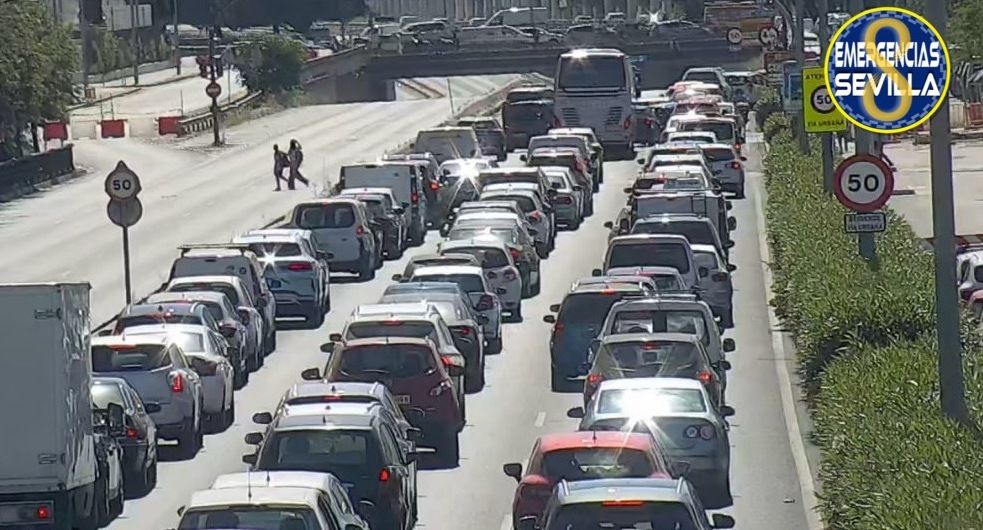 Cortada la Ronda Urbana Norte por un incidente en una pasarela peatonal. Cortada la Ronda Urbana Norte por un incidente en una pasarela peatonal.