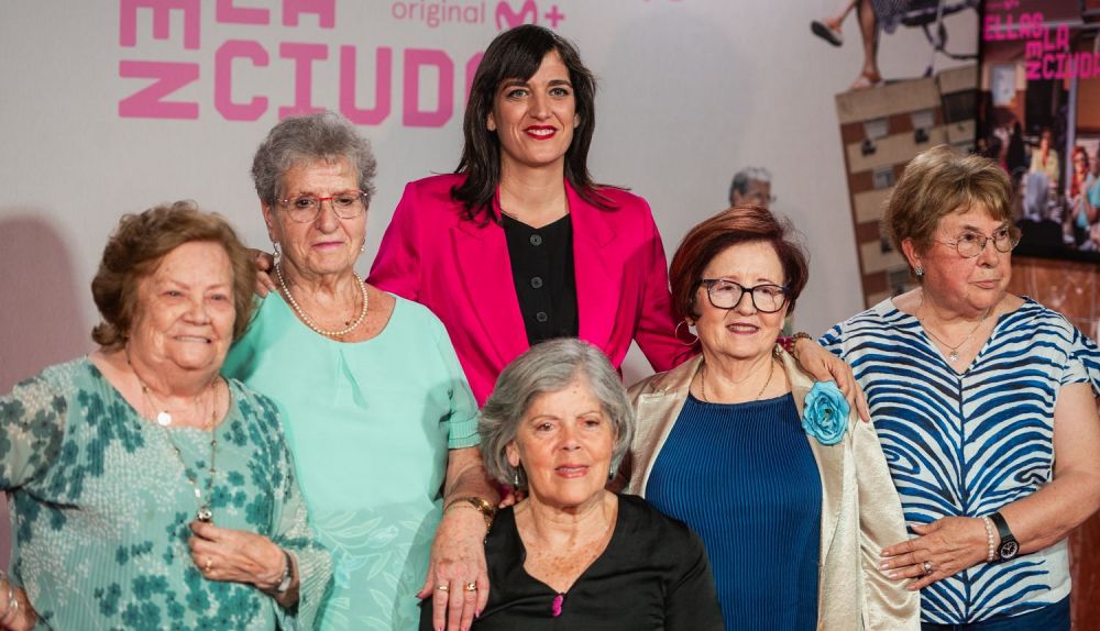 Las cinco protagonistas del documental, junto a la directora.