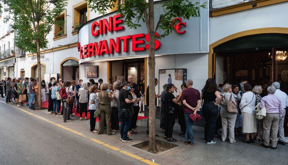 Cola para entrar en el Cine Cervantes, momentos antes de empezar la proyección.