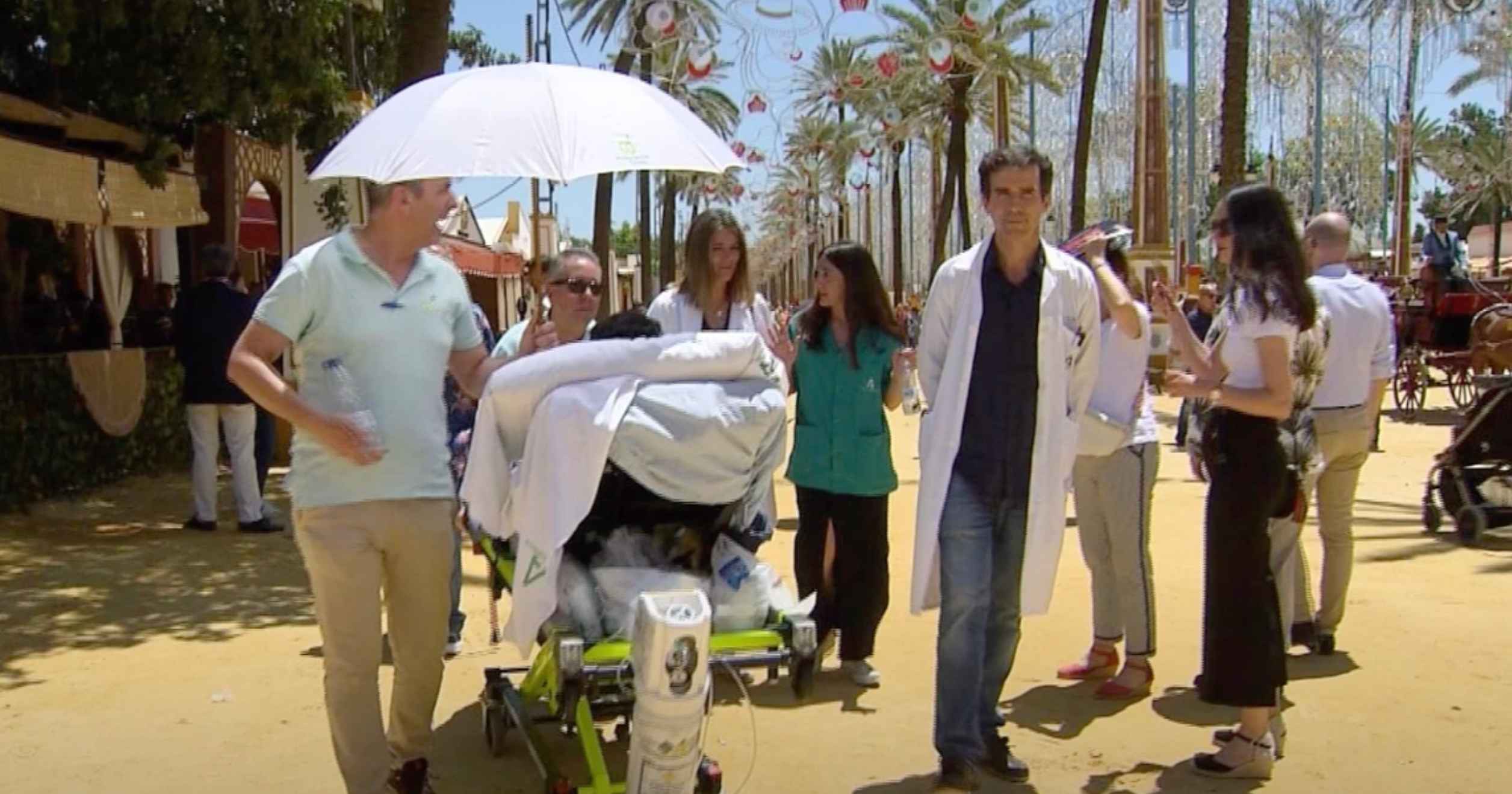 Carmen, paseando por el Real de la Feria de Jerez, acompañado de su equipo médico.