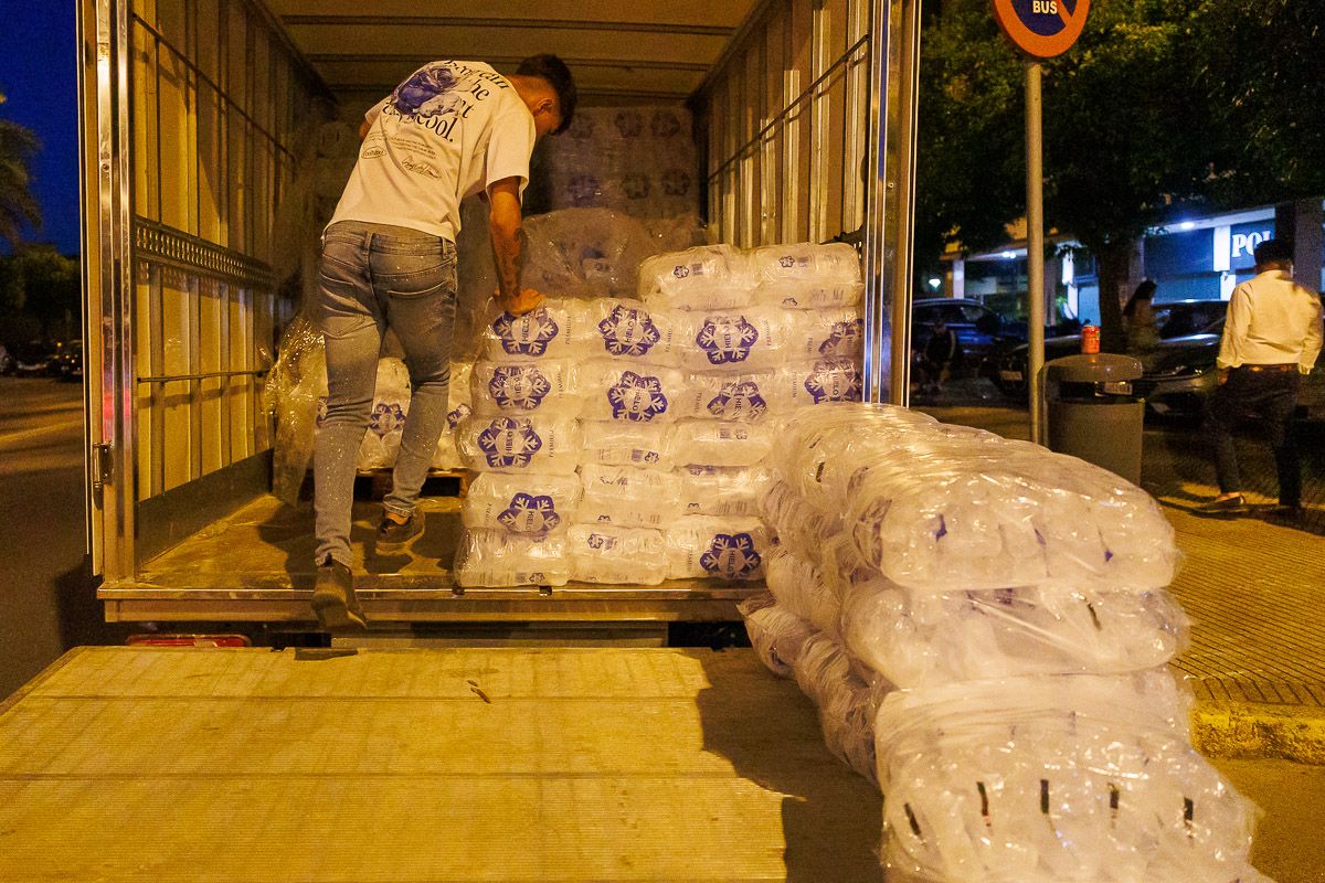 Un camión de hielo descargando en la Feria.