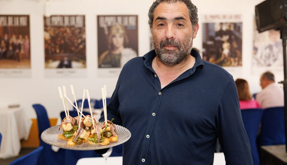 El hostelero mostrando uno de los platos que salen de la cocina. 