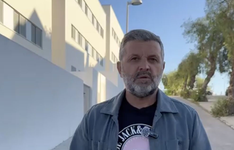 Juan Bermúdez, de IU, ante las viviendas públicas que siguen sin entregarse en Conil. Juan Bermúdez, de IU, ante las viviendas públicas que siguen sin entregarse en Conil.