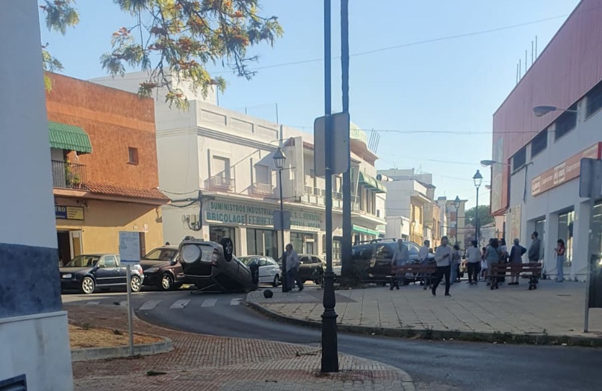 Coche volcado en la Avenida de los Toreros en El Puerto. CEDIDA