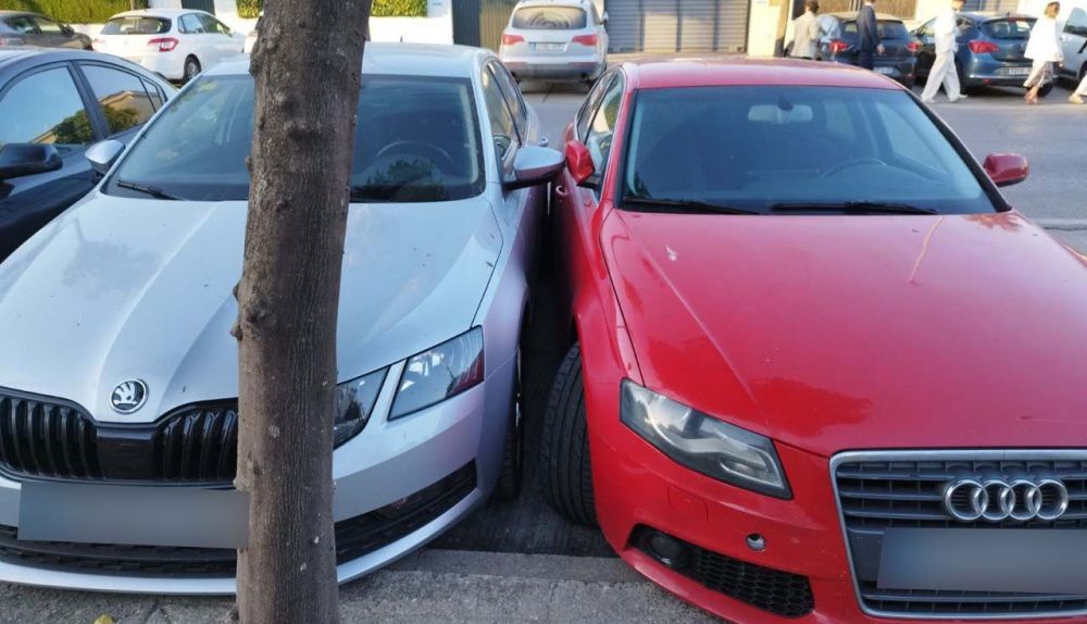 El propietario de este Audi pensó que lo mejor para pasar una buena Feria de Jerez era amargando a la familia que tenía su coche aparcado allí.