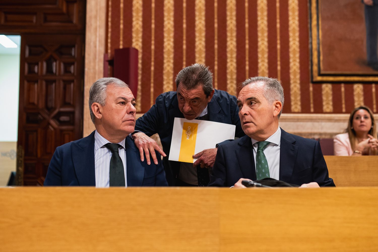 José Luis Sanz junto a Bueno en un pleno reciente.