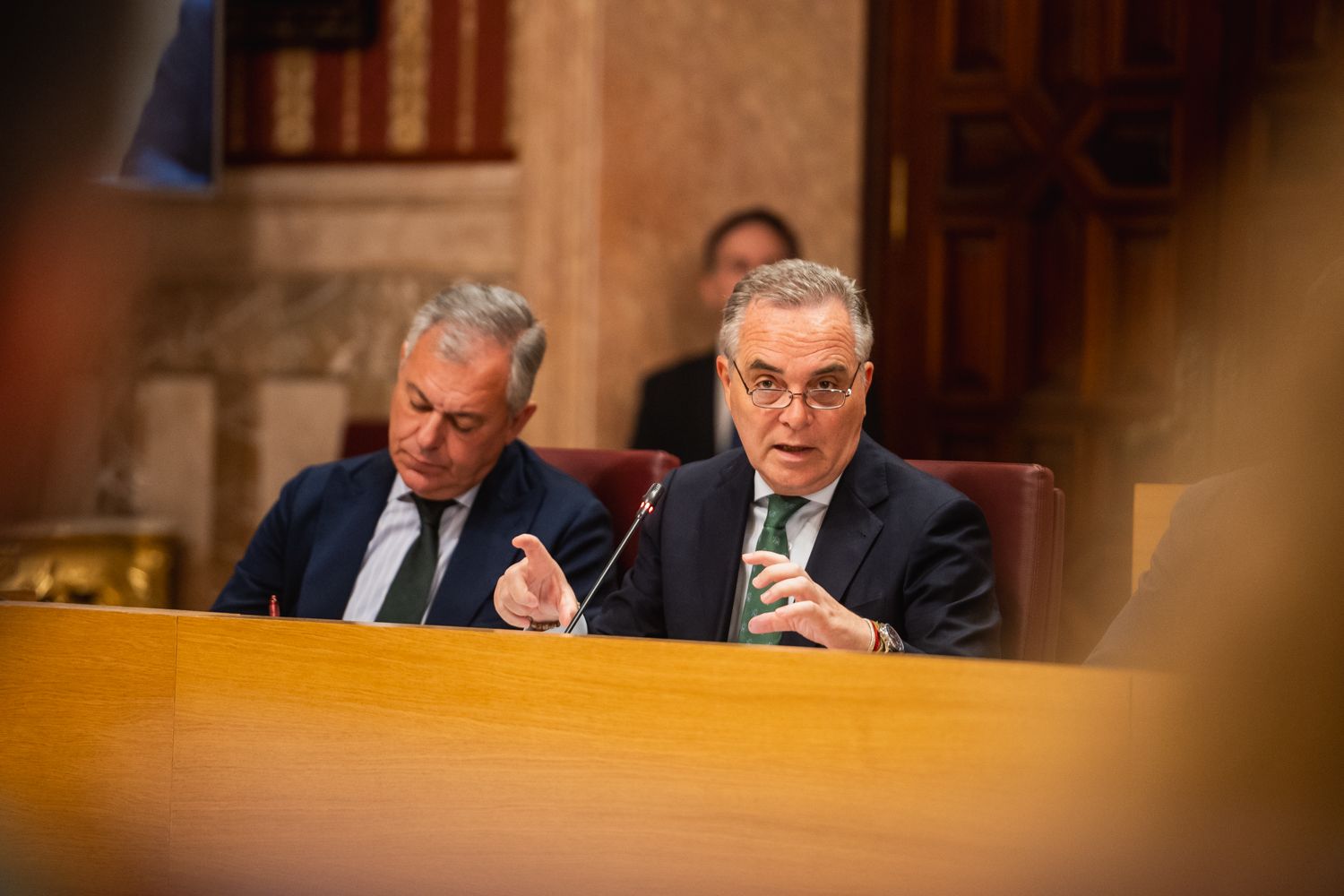 Juan Bueno, delegado de Hacienda del Ayuntamiento de Sevilla, en un pleno el pasado año.