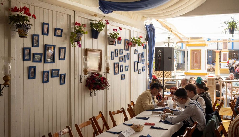 Un lateral de la caseta está dedicado a fotografías que recuerdan otras ferias. 