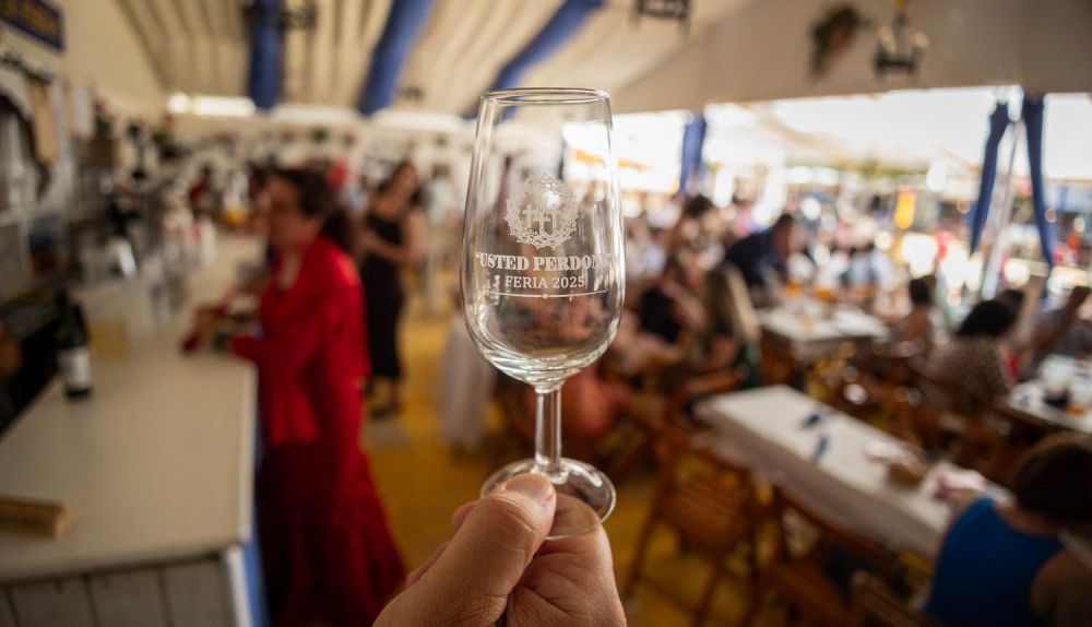 Una copa de fino con el escudo de la hermandad. 