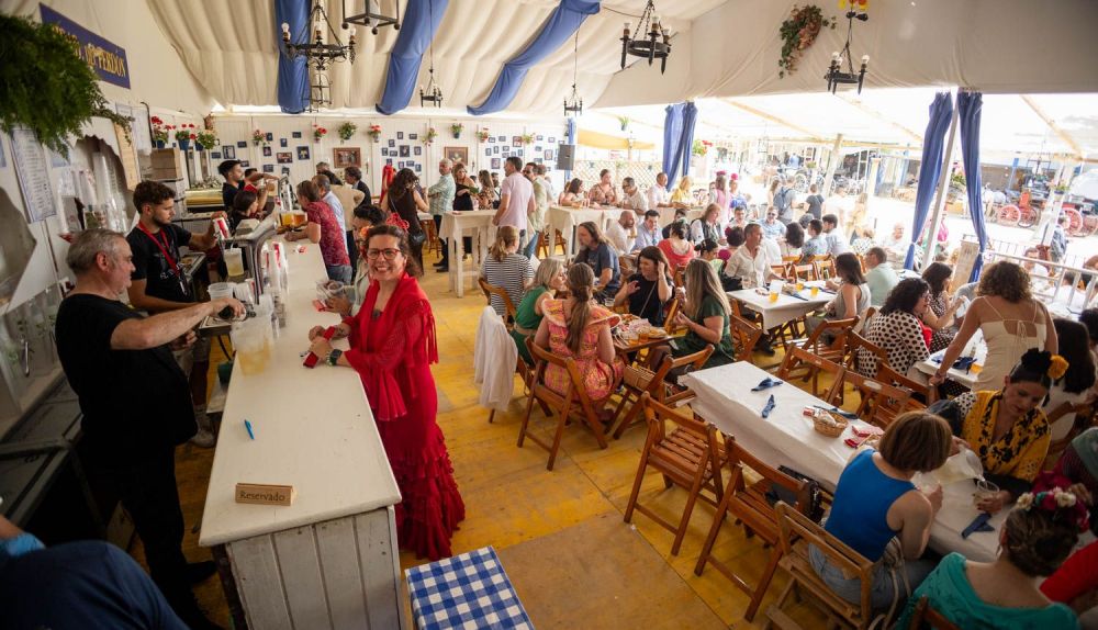 Ambiente a mediodía en la caseta d ela Hermandad del Perdón. 