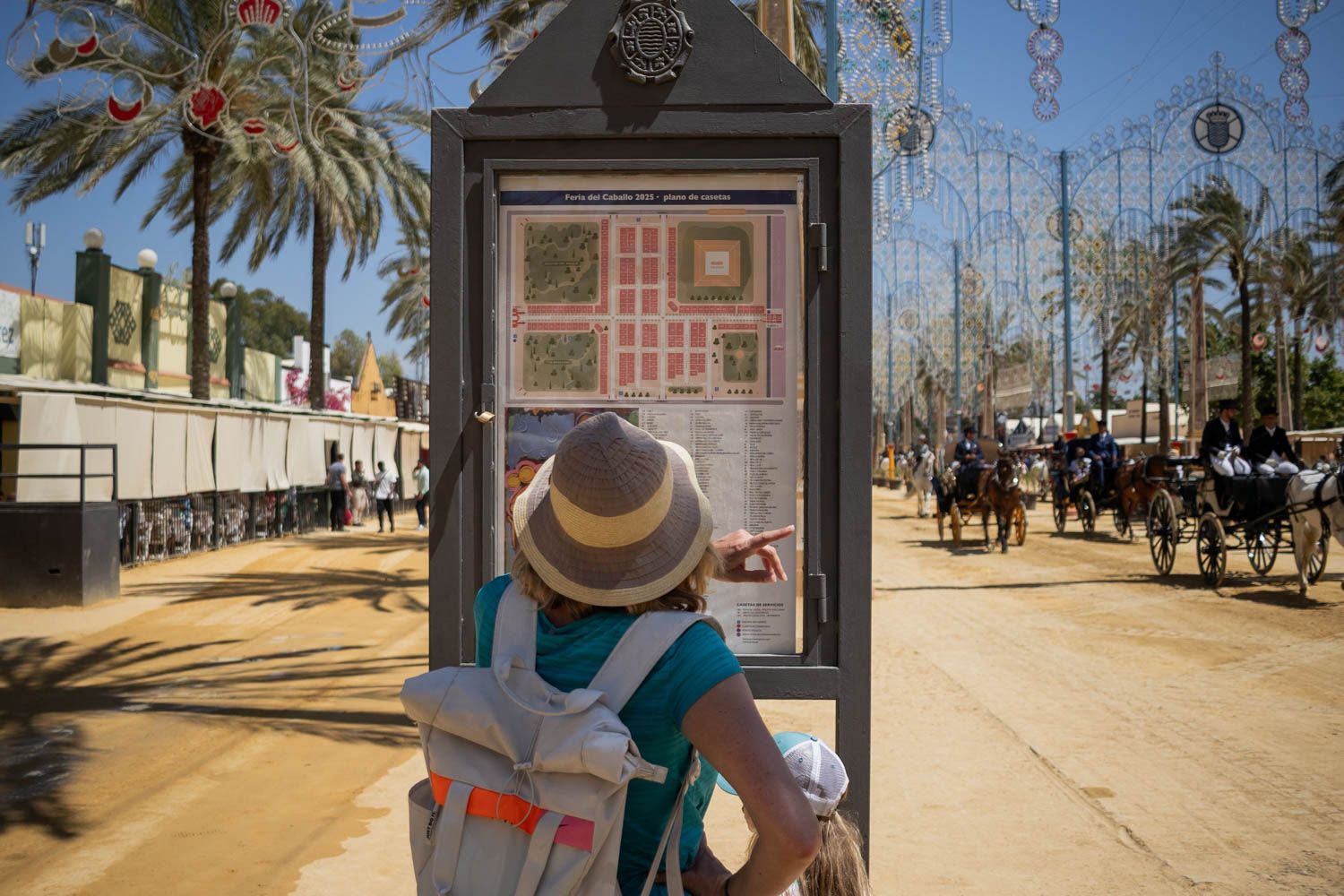 Una mujer, frente al plano de casetas de la Feria de Jerez.