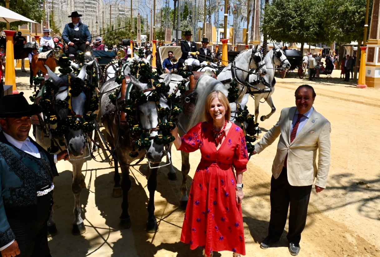García Pelayo y Zurita, entregando los galardones.