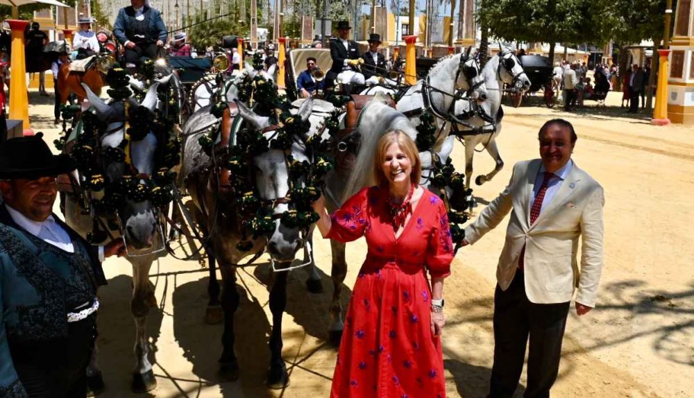 García Pelayo y Zurita, entregando los galardones.