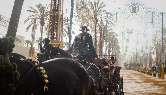 Un cochero protegido con capa 