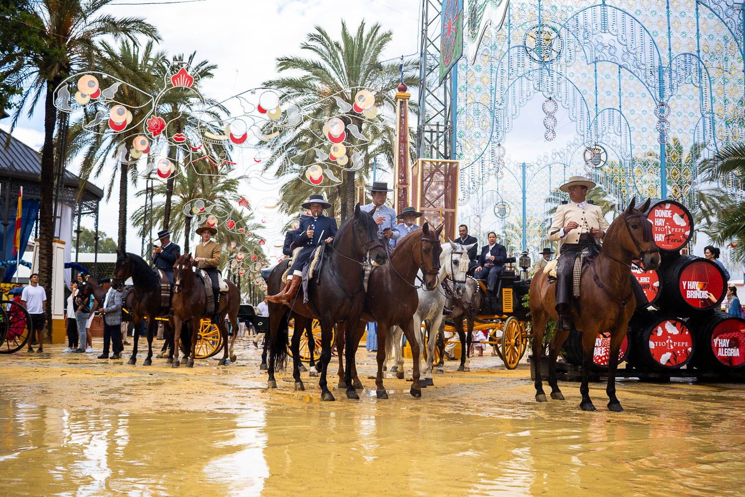 La Feria del Caballo el pasado viernes de la edición de 2025 tras la llegada de la lluvia en Jerez.