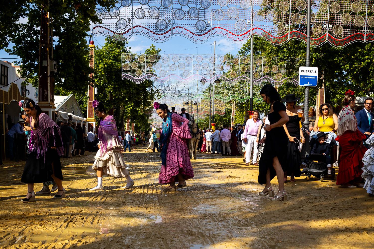 Público presente en el González Hontoria tras la lluvia del viernes de Feria en Jerez en 2025.