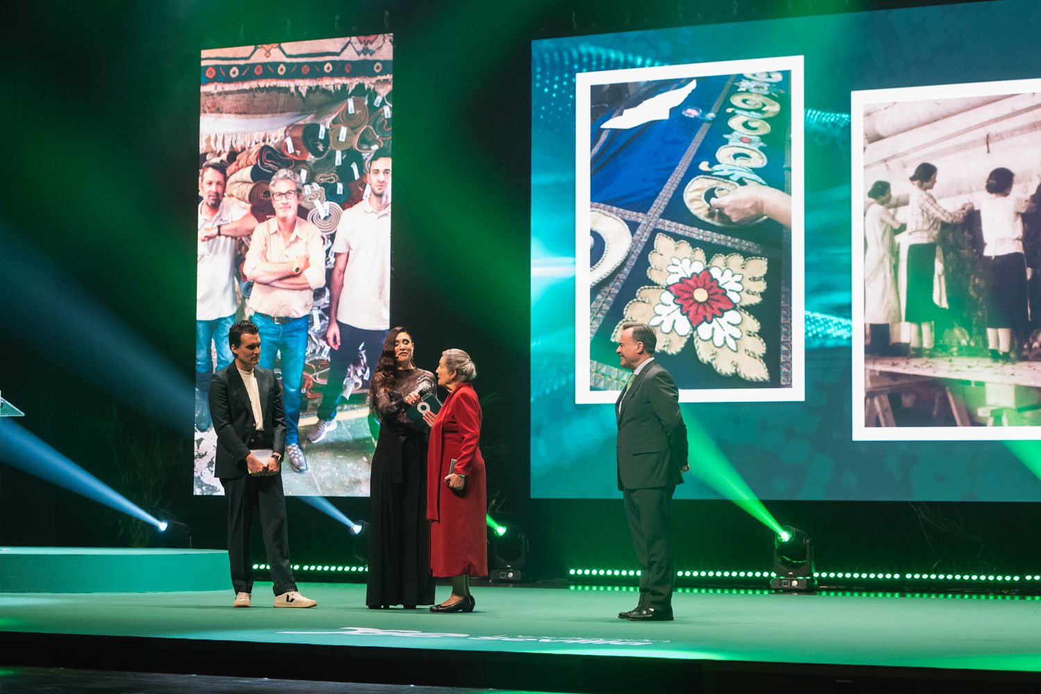 Un momento de la entrega de la medalla a la empresa.