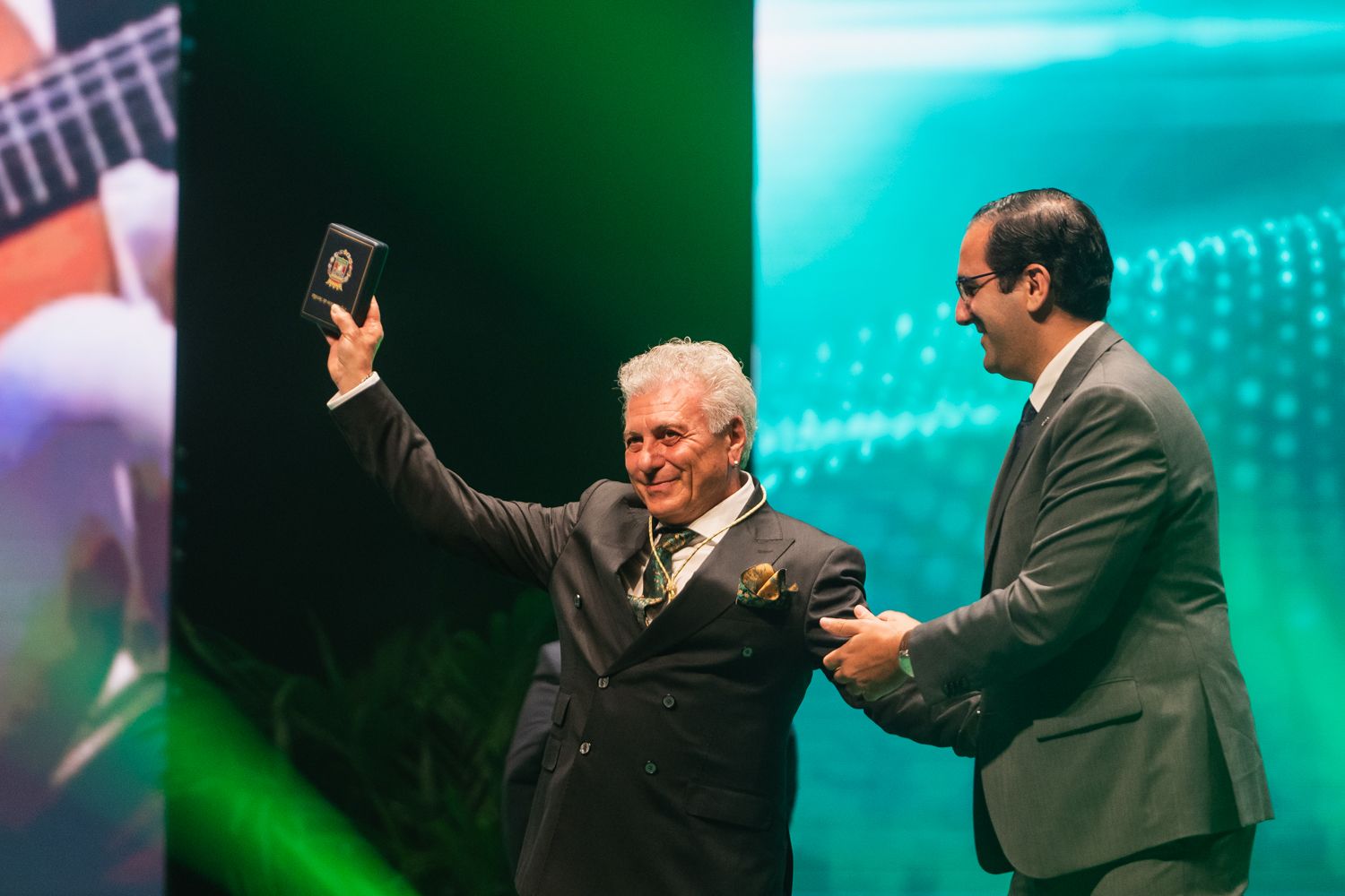 El guitarrista Antonio Carrión, orgulloso de su Medalla.